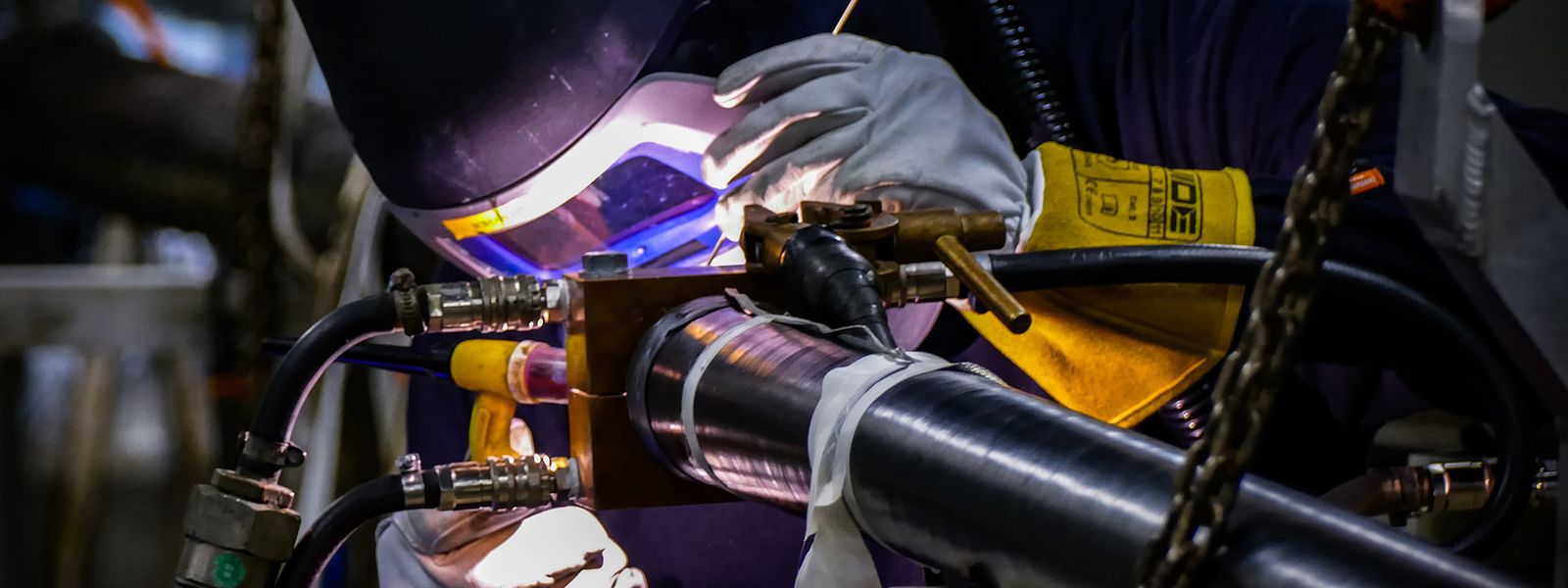 Welding of a high voltage cable during an offshore service installation